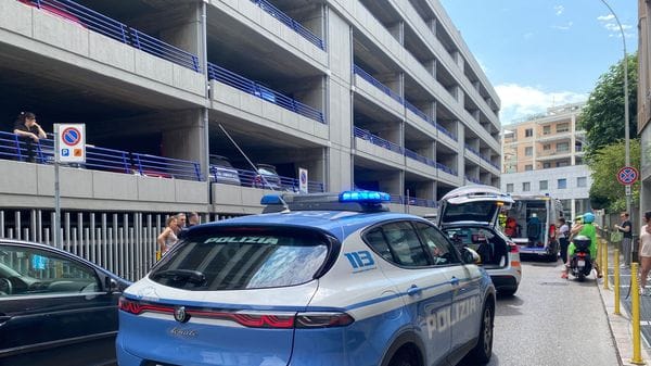 Grave una donna caduta dal penultimo piano dell’autosilo di via Auguadri