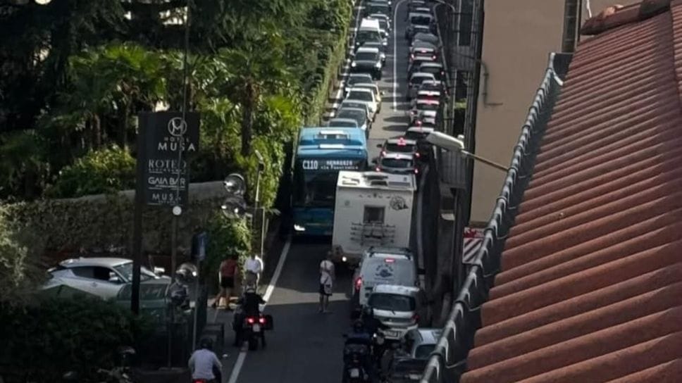Incrocio fra bus e camper: tutto bloccato. È uno dei punti della Regina da allargare