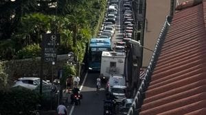 Incrocio fra bus e camper: tutto bloccato. È uno dei punti della Regina da allargare