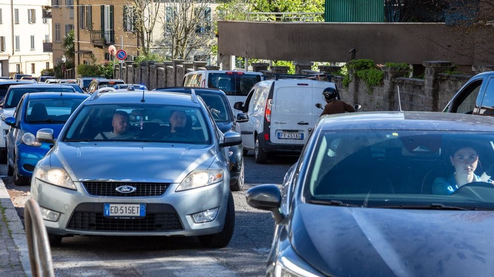 Niente sosta fino a settembre. Via Torno, residenti nei guai