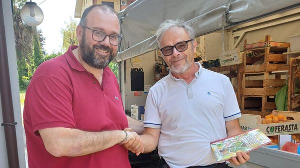 Giuseppe va in pensione: per cinquant’anni ha portato frutta e verdura tra le vie di Cucciago