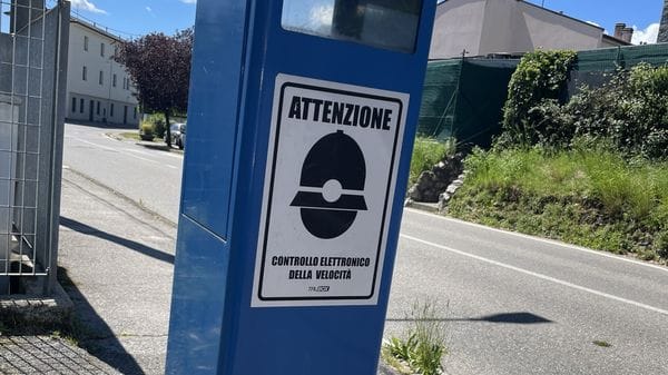 Autovelox, colonnine in abbandono. Inutilizzate da anni e piene di rifiuti