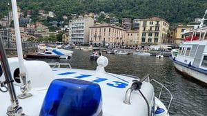 Scattano i controlli della Polizia: multato natante che ostacolava il battello 
