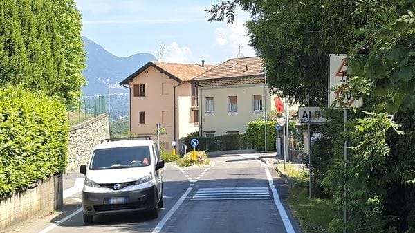 Via mezzo dosso: «Un pericolo». Il sindaco: «Meglio una rotonda»