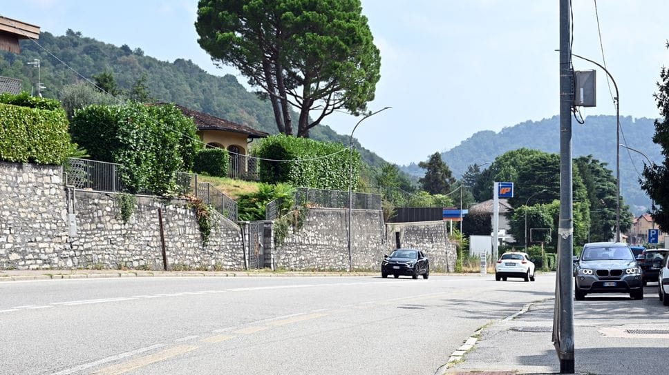 Aggredisce un passante e poi si scaglia contro i poliziotti: arrestato 40enne tedesco