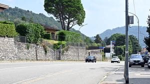 Aggredisce un passante e poi si scaglia contro i poliziotti: arrestato 40enne tedesco