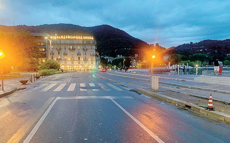 Piazza e lungolago sott’acqua: «Colpa dei tombini otturati»