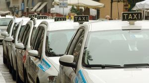 Pretendono di salire sul taxi ma l’autista si rifiuta: pugni alla vettura in piazza Perretta