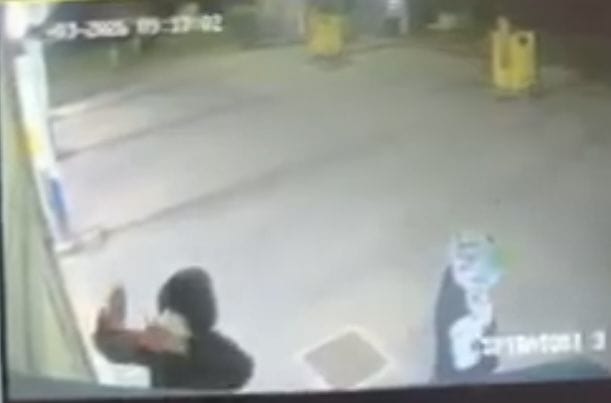 Ecco le immagini della spaccata Il blitz è di una banda di ragazzi