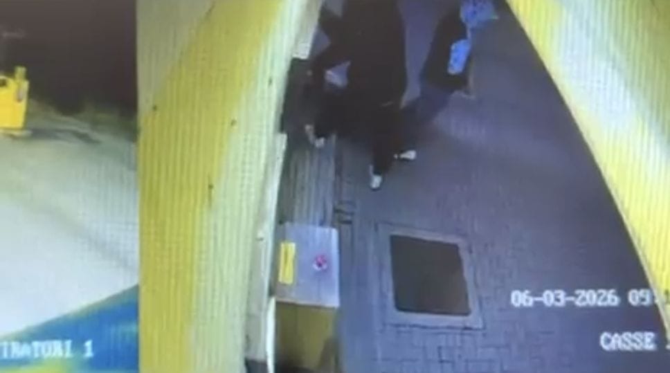 Ecco le immagini della spaccata Il blitz è di una banda di ragazzi