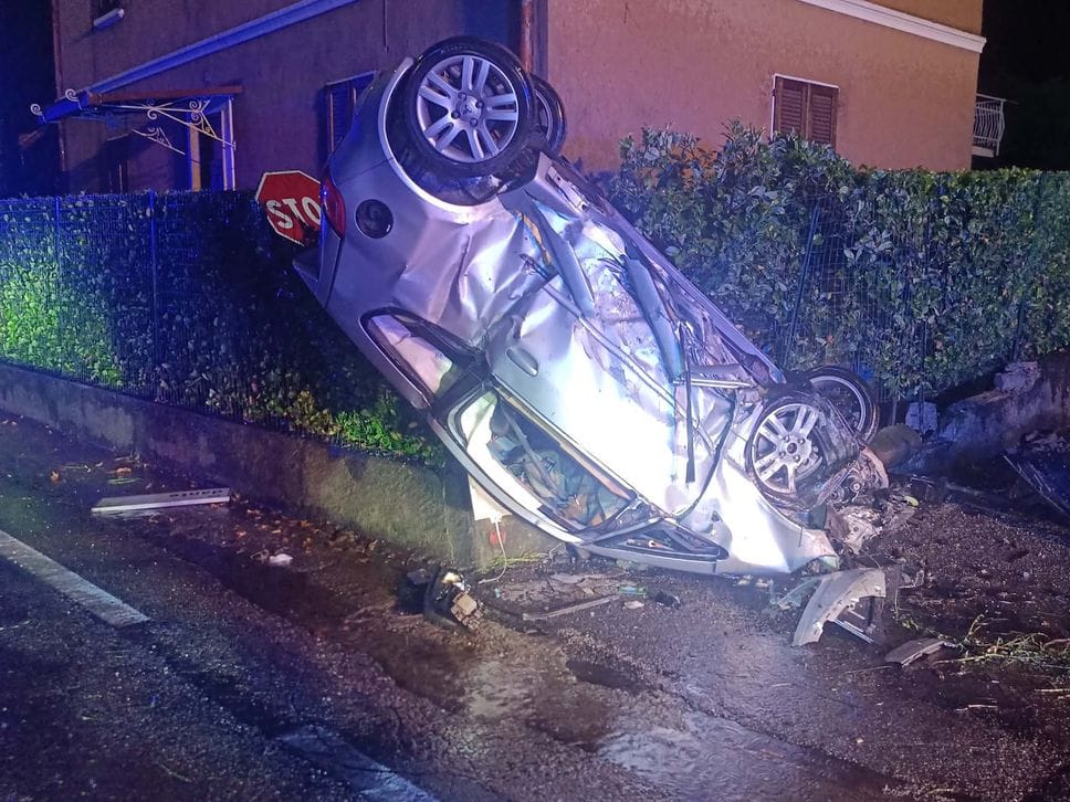 Esce di strada e si ribalta, finendo in un giardino: ferito un cinquantenne 