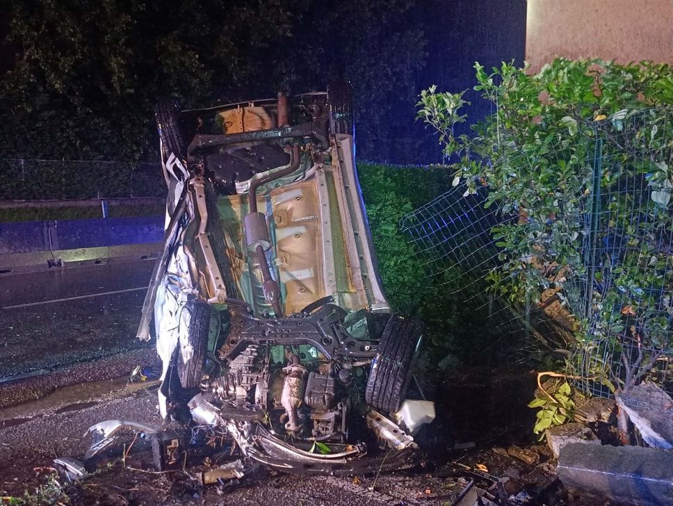 Esce di strada e si ribalta, finendo in un giardino: ferito un cinquantenne 