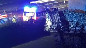 Esce di strada e si ribalta, finendo in un giardino: ferito un cinquantenne 