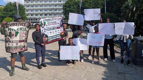 La rabbia della comunità nigeriana in piazza Cavour: «I nostri bambini rapiti, il silenzio è complicità»