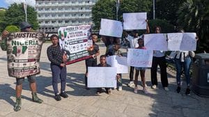 La rabbia della comunità nigeriana in piazza Cavour: «I nostri bambini rapiti, il silenzio è complicità»
