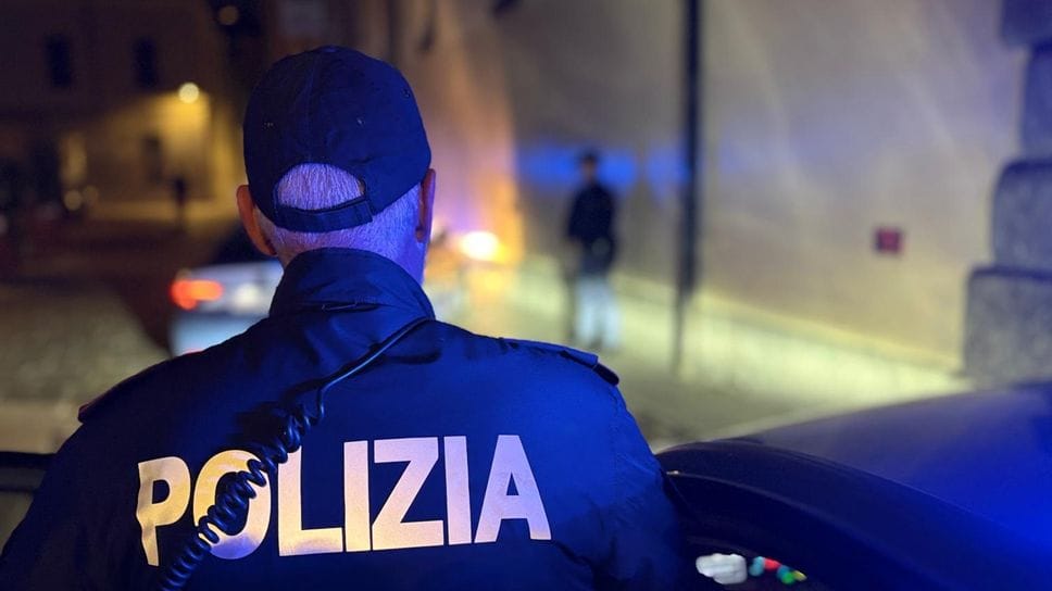 Tenta di rubare il bancomat a una donna: un commerciante lo ferma e lo fa arrestare 