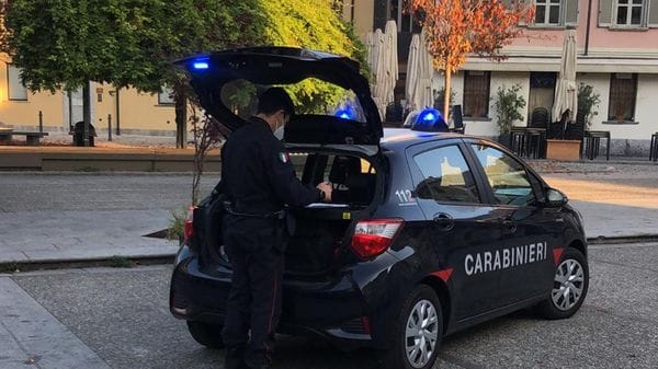 Accoltellamento in piazza Volta, giovane in rianimazione