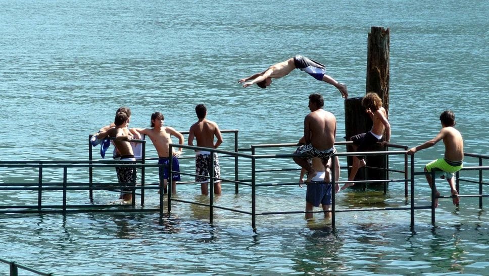 Giovane si tuffa e rischia di annegare: dramma sfiorato sul lago di Como