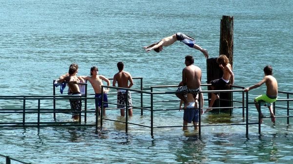 Giovane si tuffa e rischia di annegare: dramma sfiorato sul lago di Como