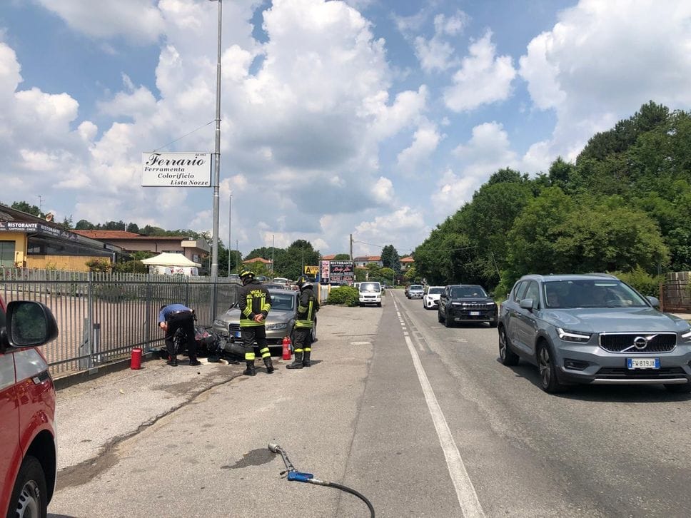 Grave incidente stradale ad Appiano Gentile, investito un pedone: due feriti