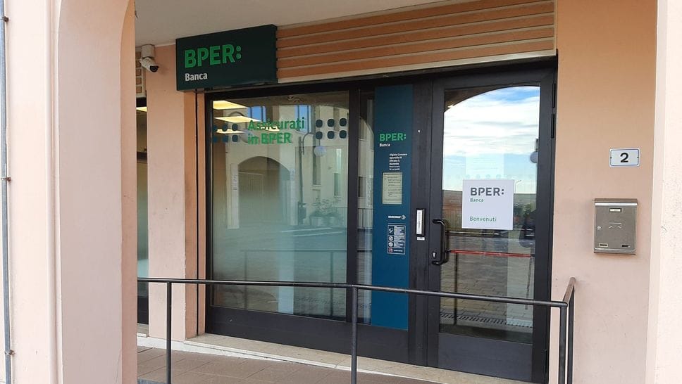 Risiko bancario, l’offerta di Intesa: Unipol potrebbe acquisire 635 filiali Mps per fonderle con Bper