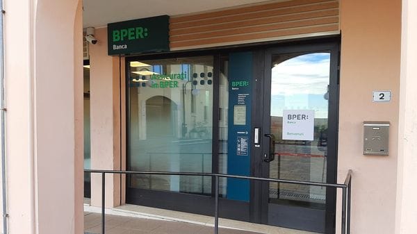 Risiko bancario, l’offerta di Intesa: Unipol potrebbe acquisire 635 filiali Mps per fonderle con Bper