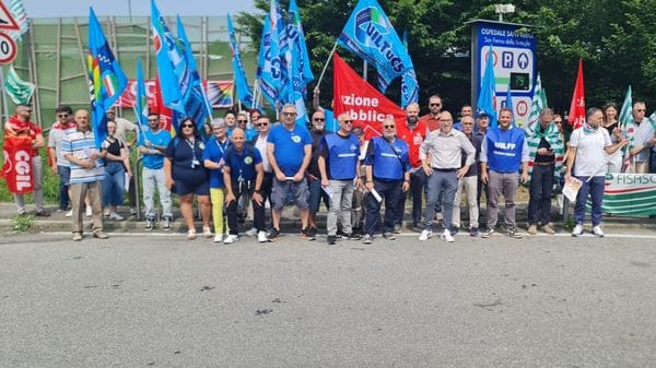 Sant’Anna, un flash mob dei dipendenti per i posti auto