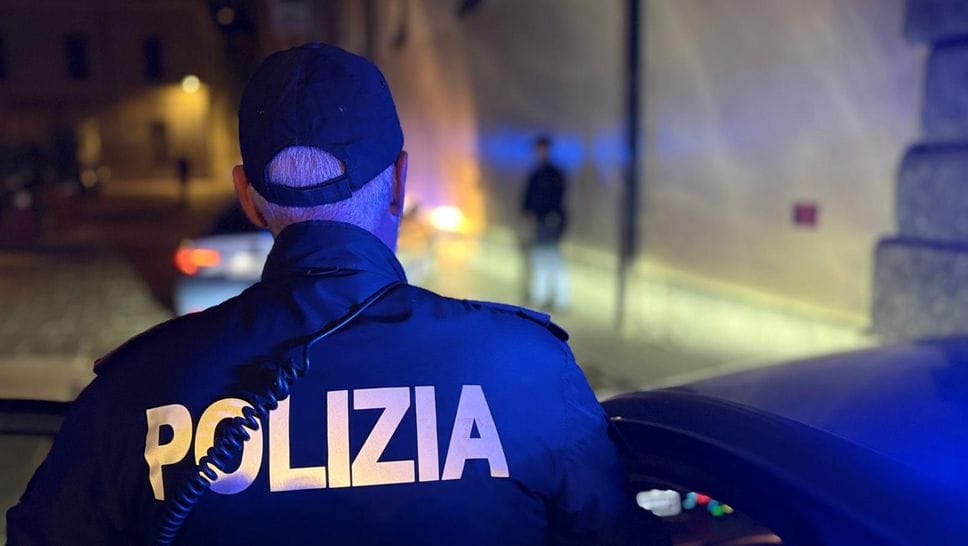 Tenta di aprire auto parcheggiate in via Asiago, ma arriva la Polizia: denunciato