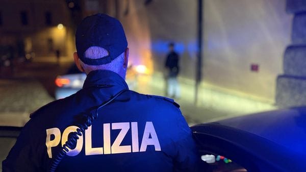 Tenta di aprire auto parcheggiate in via Asiago, ma arriva la Polizia: denunciato