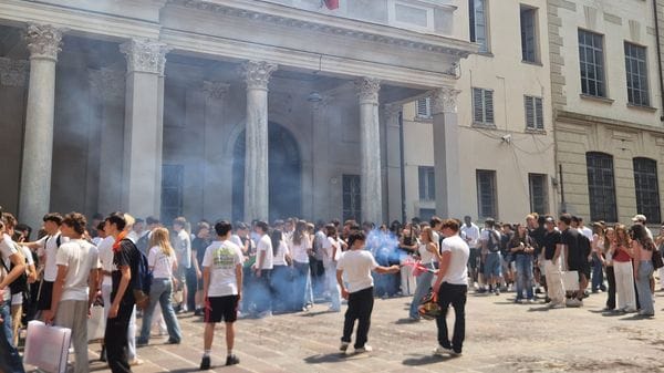 Ultimo giorno di scuola, grandi feste all’esterno degli istituti