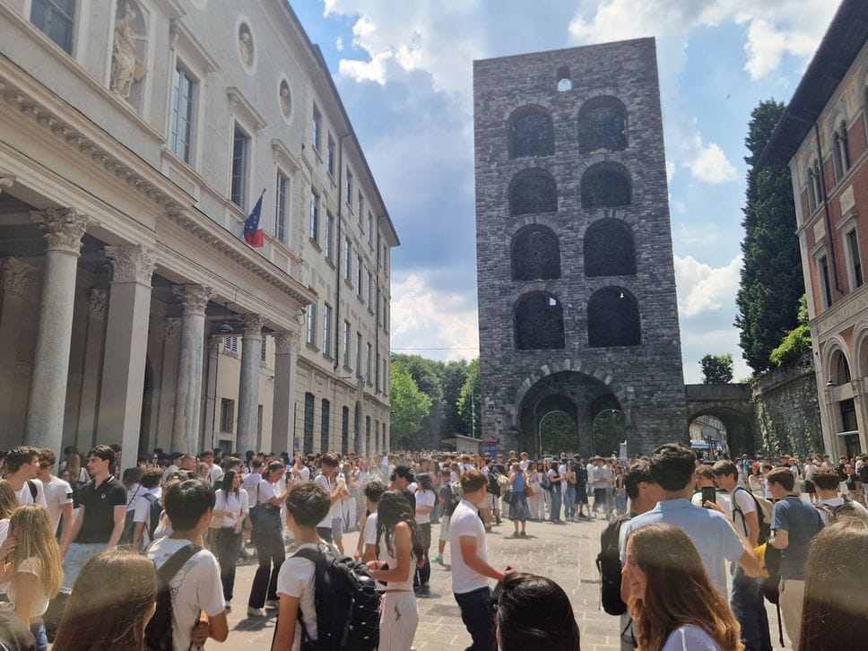 Ultimo giorno di scuola, grandi feste all’esterno degli istituti