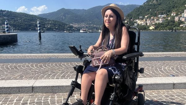 Barriere architettoniche a Como, un giro con  Francesca: «Il lungolago? Un disastro»