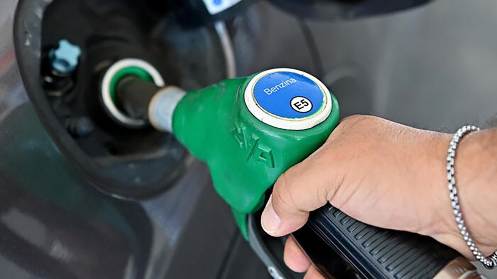 Benzina, sconto confermato fino a luglio. Ma il diesel torna sopra i 2 euro al litro