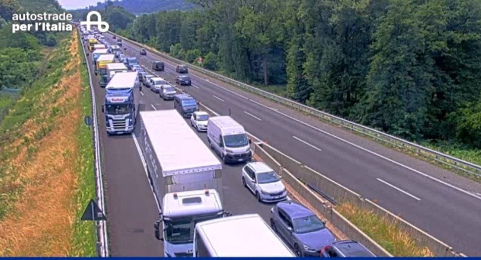 Giornata nera sulla A9: un secondo incidente in direzione Svizzera. Auto e tir in colonna 
