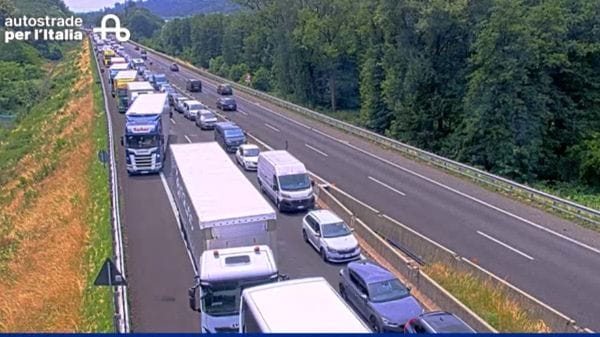 Giornata nera sulla A9: un secondo incidente in direzione Svizzera. Auto e tir in colonna 