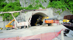 Ripartito il cantiere della Variante: dieci camion al giorno di materiale