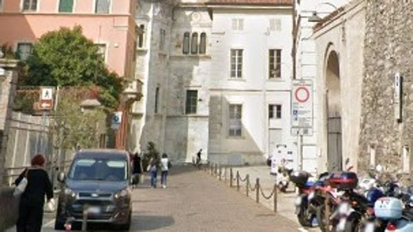 Tredici anni, rapinato in pieno centro. Carabinieri a caccia dei “soliti” maranza