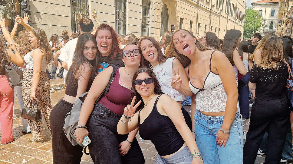 Ultimo giorno di scuola tra coriandoli e musica, ora testa alla maturità