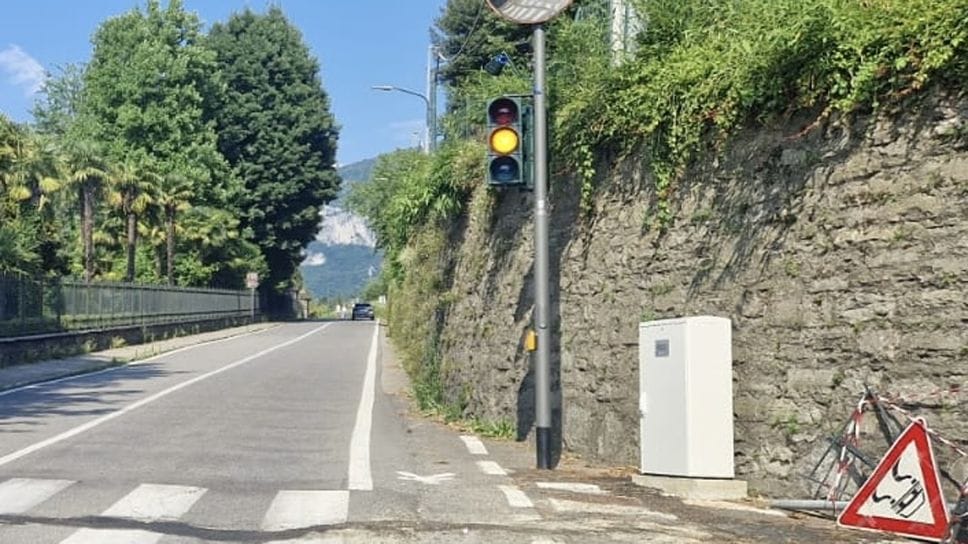 Bellagio, un semaforo intelligente per proteggere i turisti: scatta il verde solo per chi rispetta i limiti