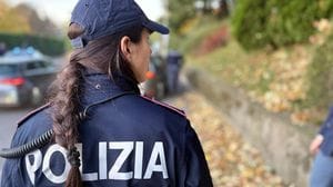 Como, nasconde la merce nei pantaloni e aggredisce la sicurezza: arrestato 59enne