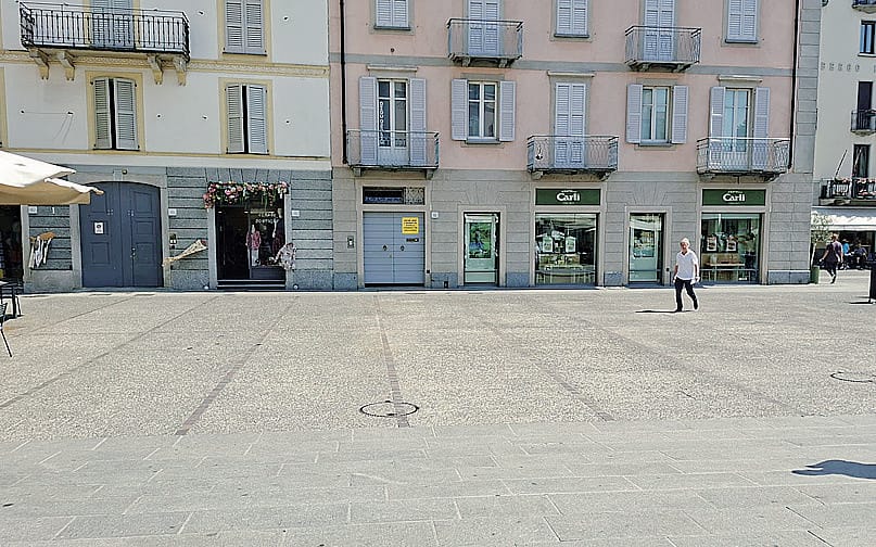 Giro di vite sui tavolini in centro. Piazza Volta si svuota ed è protesta