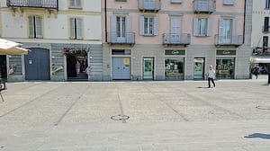 Giro di vite sui tavolini in centro. Piazza Volta si svuota ed è protesta