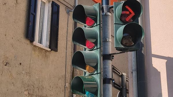 Guasto elettrico a Cernobbio: semaforo spento nella strettoia del centro