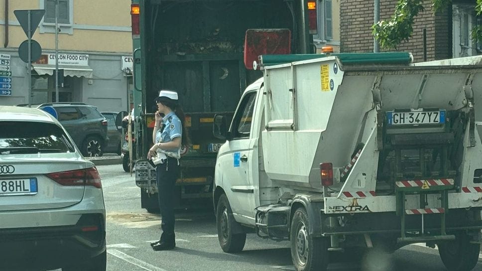 Scontro tra camion e mezzo dei rifiuti a piazza San Rocco: lunghe code