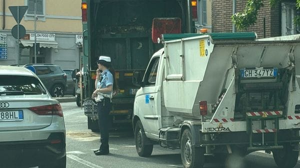 Scontro tra camion e mezzo dei rifiuti a piazza San Rocco: lunghe code
