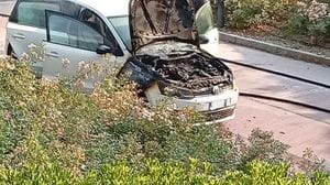 Auto in fiamme sulla rampa del supermercato: l’intervento in via Paoli