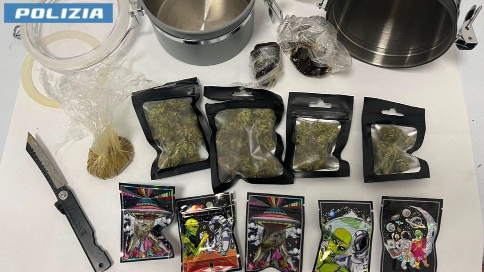 Nascondeva droga e un coltello in auto: denunciato un giovane a Villa Guardia