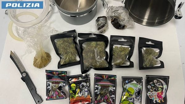 Nascondeva droga e un coltello in auto: denunciato un giovane a Villa Guardia