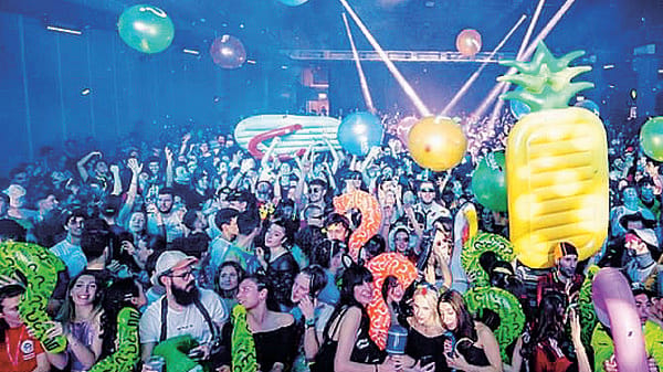 Random party per i giovani. Vestiti “a caso” e dj al centro