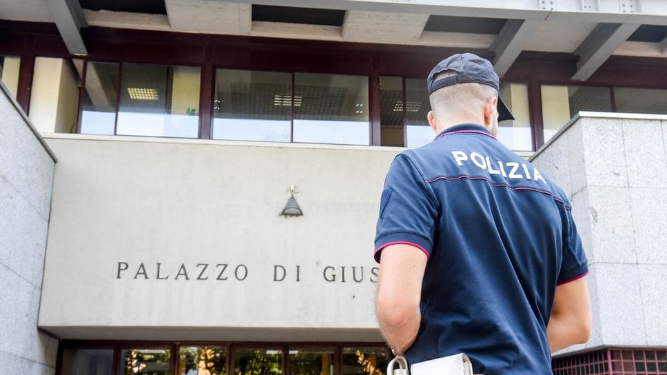 Mamma detective incastra il molestatore. Due anni per le violenze sulle sorelline
